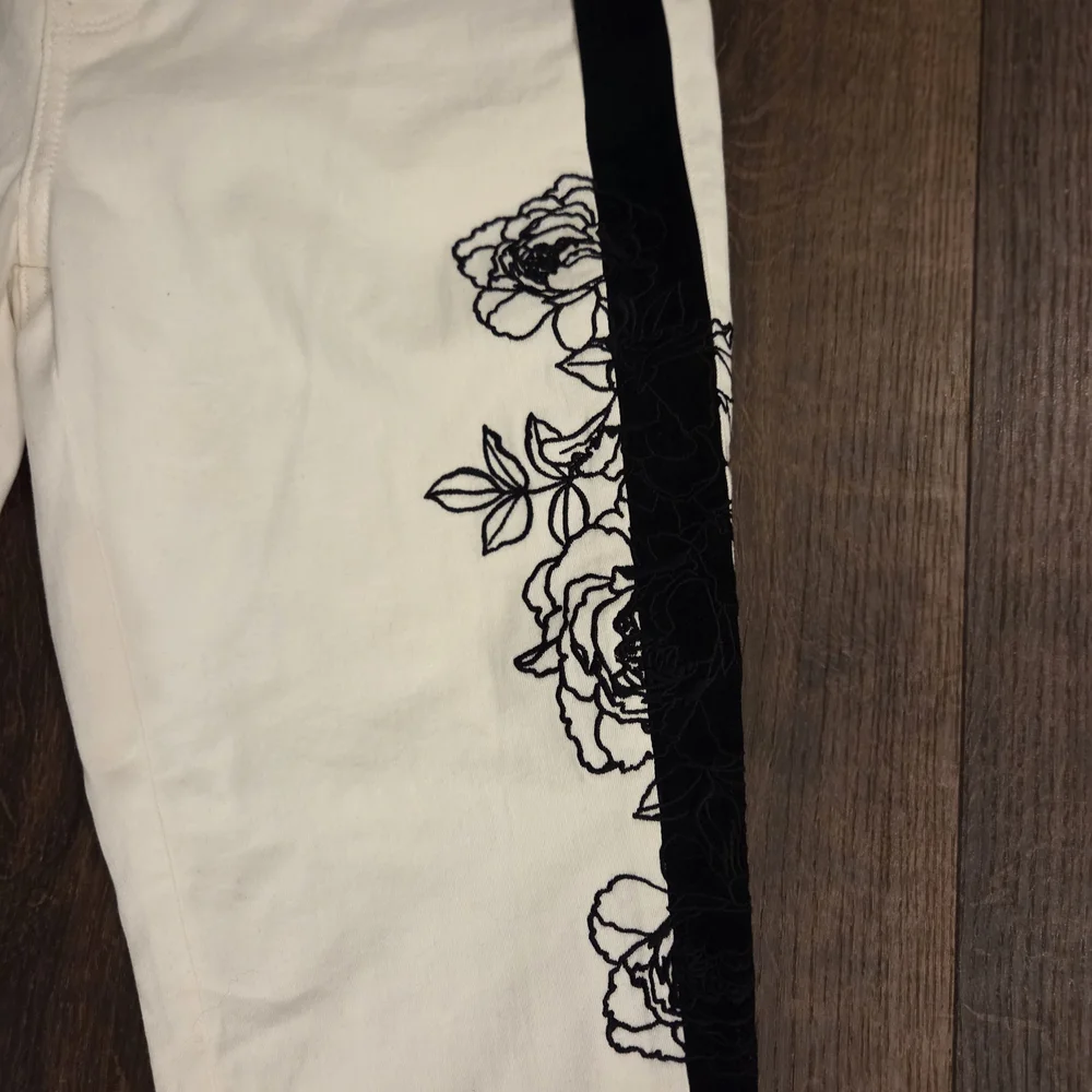 NWT White House Black Market White and Black Pants - Picture 4 of 7